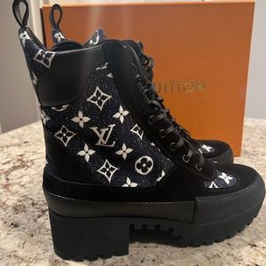 LOUIS VUITTON LAUREATE PLATFORM DESERT BOOTS